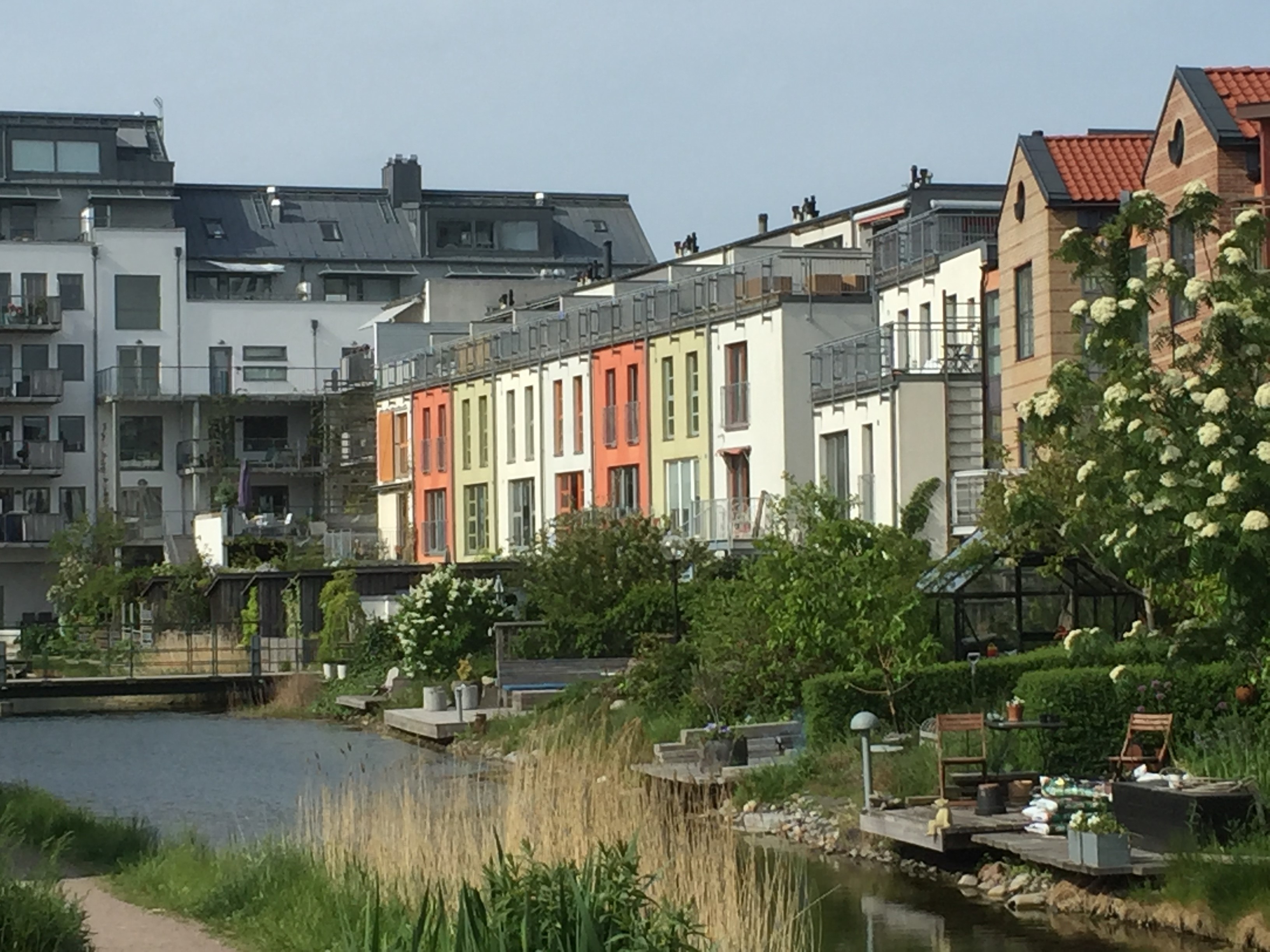 City as testing grounds: integrated sustainable stormwater through retrofitting in existing neighbourhoods and as part of urban transformation processes in Sweden Connecting Nature