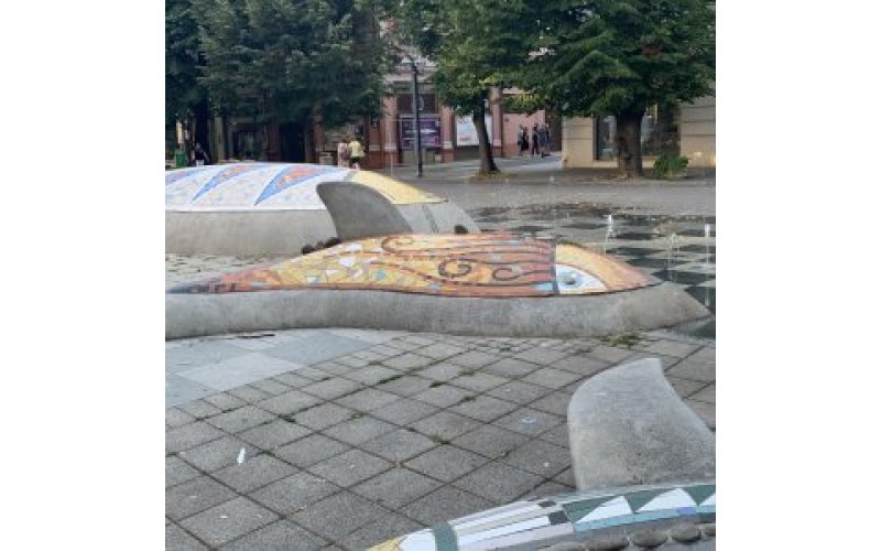 Mosaics and sinuous sculptures in a grey urban realm