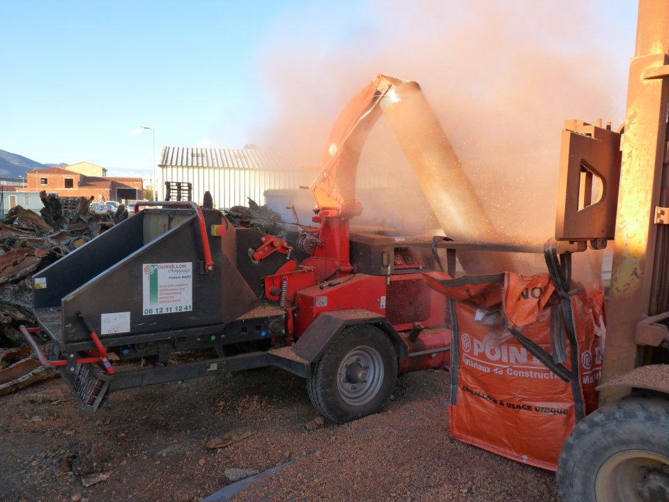 Device for crushing cork Device for crushing cork