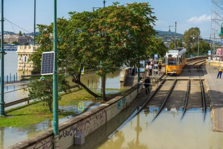 Floods in Budapest reach tram tracks on the Pest embankment