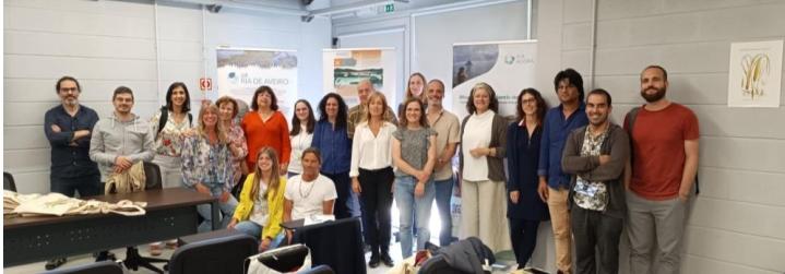 A group picture of the people attending the workshop standing in a room.